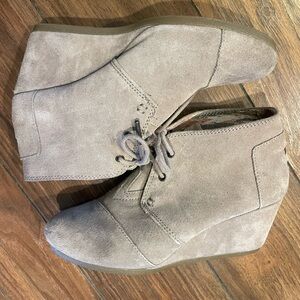 TOMS Desert Shoe Wedge Lace Up Tan Suede Bootie